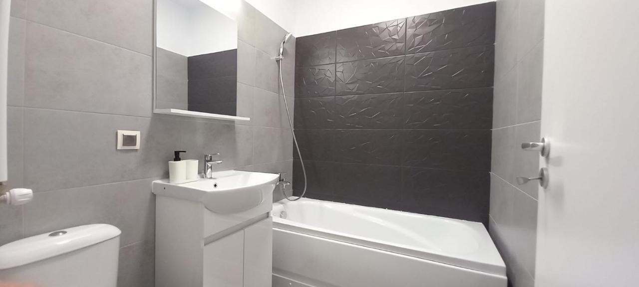 Modern 1Br Apartment With Wifi, Parking And Self Check In 布加勒斯特 外观 照片